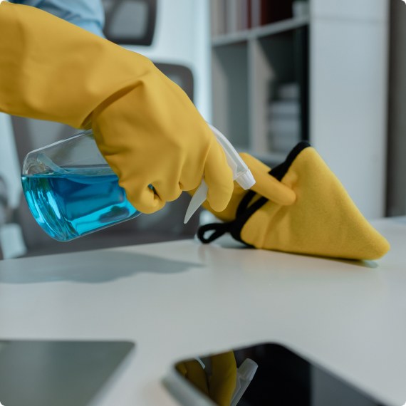 Nettoyage professionnel de bureaux par Yuzu Service : désinfection des surfaces de travail