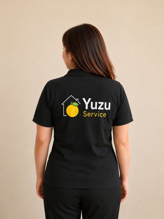Yurie, fondatrice de Yuzu Service, tenue de travail au dos floqué Yuzu Service